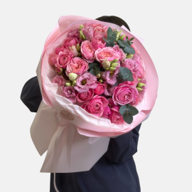 Bouquet of lisianthus and peony roses