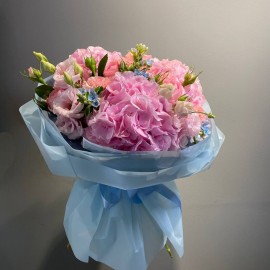 Букет из розовых гортензий, роз и оксипеталума