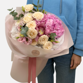 Buchet cu hortensie si trandafiri