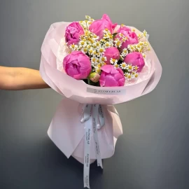 Un buchet de bujori roz aprins cu margarete (la comandă)